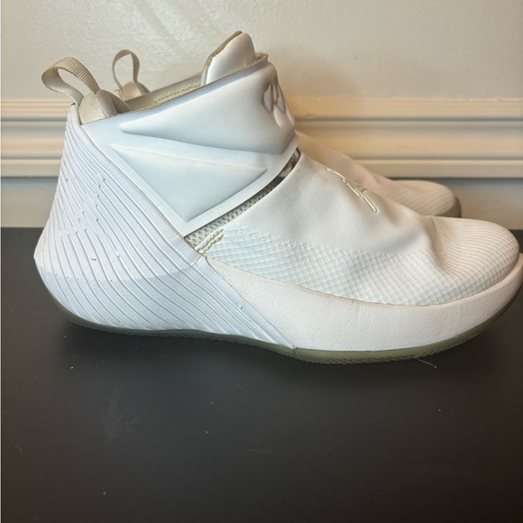 Nike Jordan Why Not Zer0.1 Triple White Athletic Shoes Size 6.5 Youth / 8 Womens - Picture 3 of 16